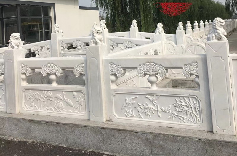 石栏杆上为什么有众多的吉祥花草虫鱼
