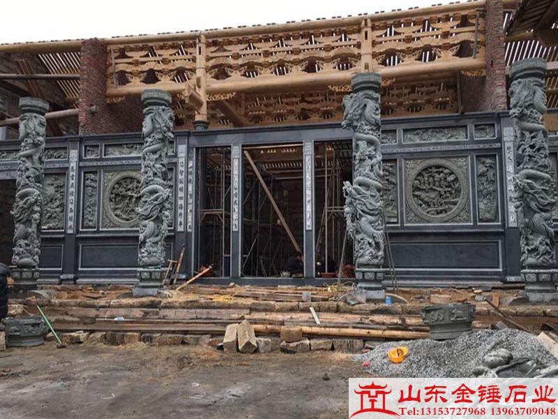 石雕龙柱在庙宇中的安装